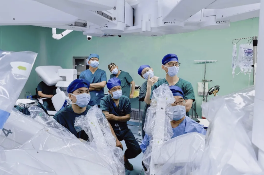 Huashan Specialist and Fellow Shanghai Surgeon Perform Tibet’s First Retroperitoneal Tumor Resection Assisted by a Chinese-Developed Surgical Robot